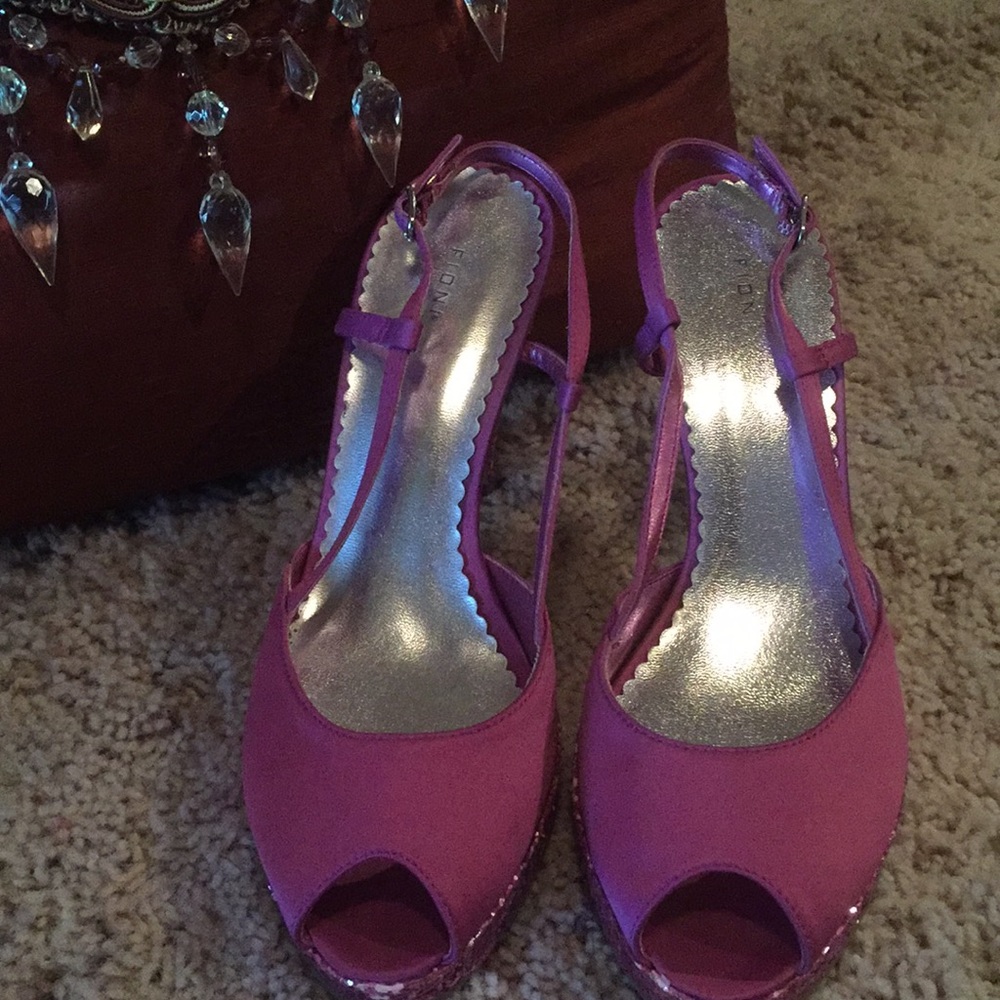 Formal satin glittery pumps.